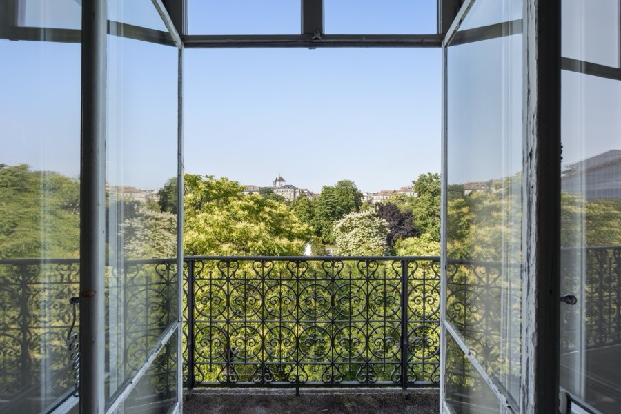 Entrée de bureaux à l'image du locataire, sans enseigne YNEO